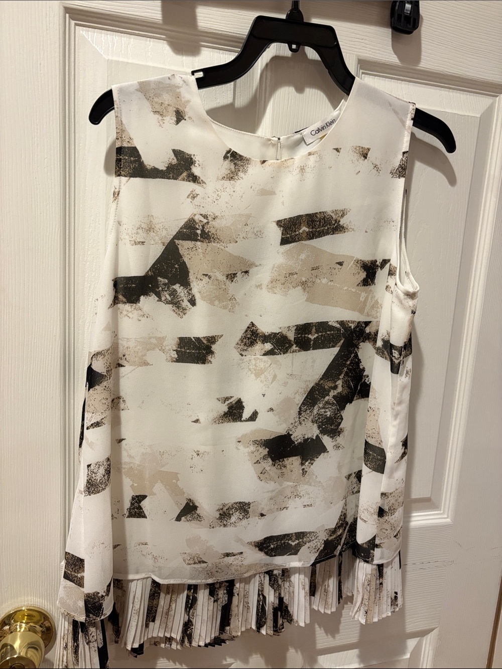 Calvin Klein Women's Abstract Print Sleeveless Blouse in White and Beige